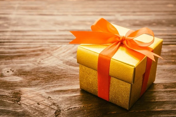 Gift box on wood background — Stock Photo, Image