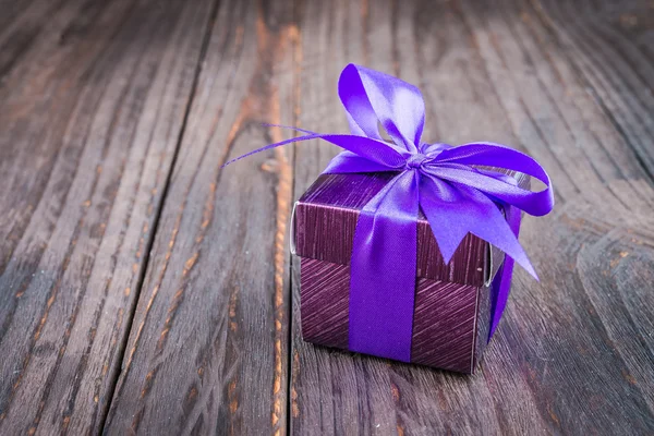 Caja de regalo sobre fondo de madera —  Fotos de Stock