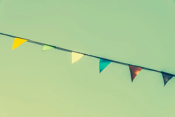 Bunte Flagge am blauen Himmel — Stockfoto