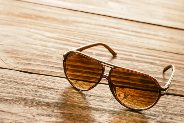 Gafas de sol sobre fondo de madera —  Fotos de Stock