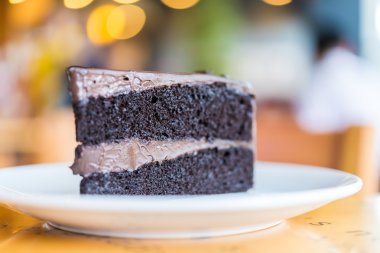 Beyaz tabakta çikolatalı pasta.