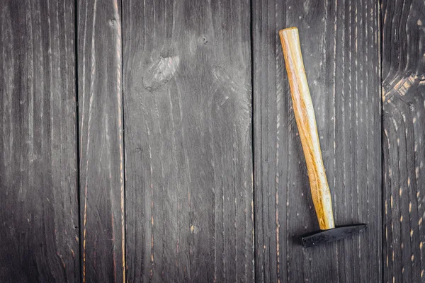 Martillo sobre fondo de madera — Foto de Stock