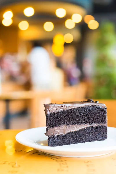 Ciasto czekoladowe na białym talerzu — Zdjęcie stockowe
