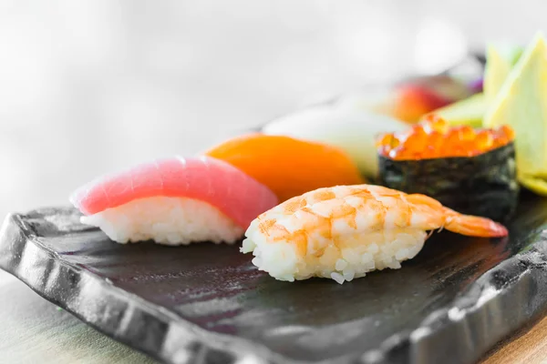 Köstliche japanische Sushi-Rollen — Stockfoto