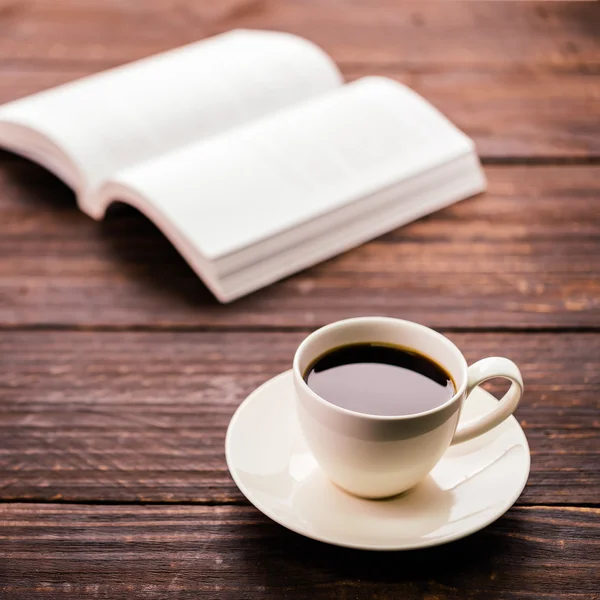 Tazza di caffè su sfondo di legno — Foto Stock