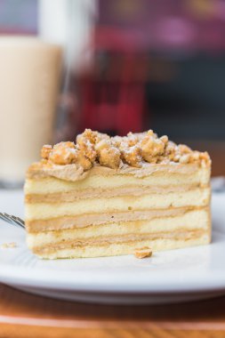 Beyaz plaka üzerinde kahve kek