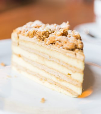 Beyaz plaka üzerinde kahve kek