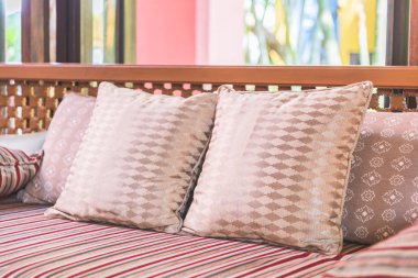 Odasında kanepe yastık