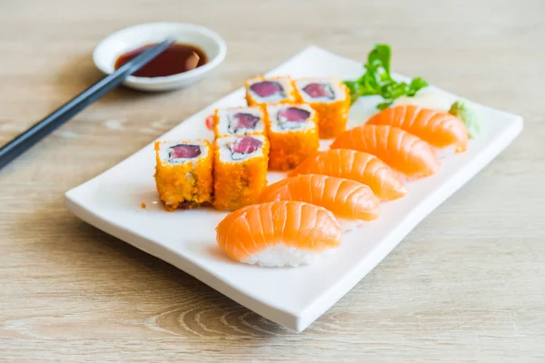 Läckra japanska sushi rullar — Stockfoto