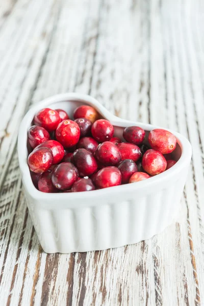 Frische Preiselbeere in weißer Schüssel — Stockfoto