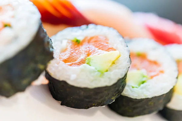 Herkullinen japanilainen sushi rullina — kuvapankkivalokuva
