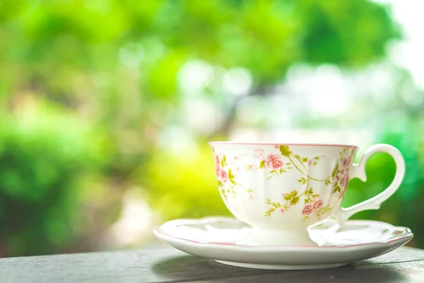 Koffiekopje op houten tafel — Stockfoto