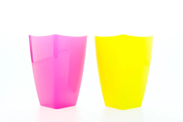 Kolorowe szkło plastikowe na białym tle — Zdjęcie stockowe
