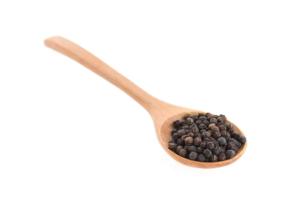 Zwarte peper op houten lepel — Stockfoto