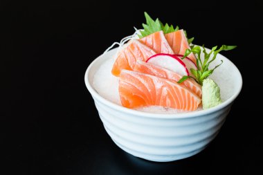 Çiğ somon balığı