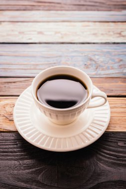 Ahşap arka planda kahve fincanı