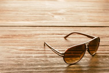 Ahşap arka plan üzerinde güneş gözlüğü