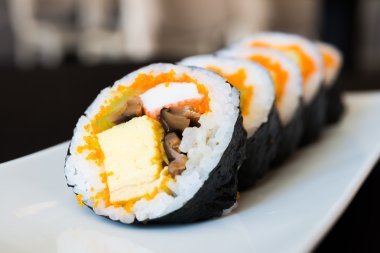 Lezzetli Japon suşi rulo