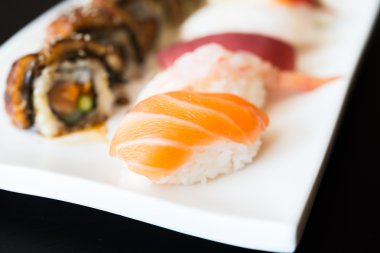 Lezzetli Japon suşi rulo