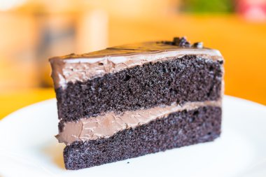 Beyaz tabakta çikolatalı kek