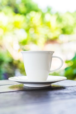 Kahve fincanı ahşap masada.