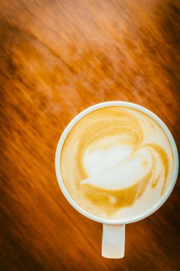 Kahve fincanı ahşap masada.