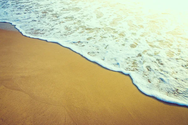Wave havsvatten på stranden — Stockfoto