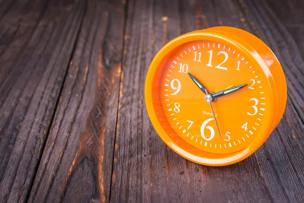 Clock on wood table — Stock Photo, Image