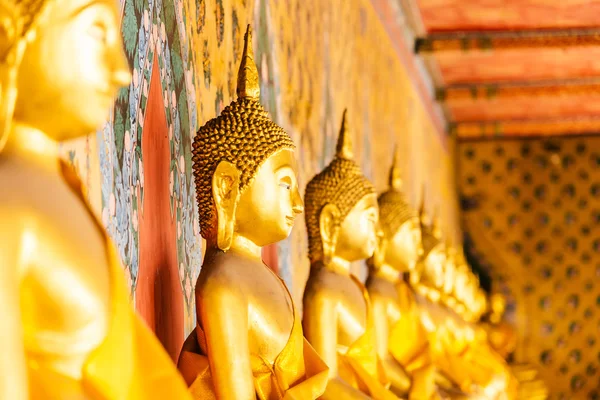 Sochy Buddhy v wat arun — Stock fotografie