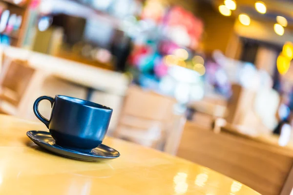 Kaffeetasse auf Holztisch — Stockfoto