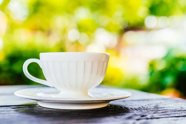 Xícara de café na mesa de madeira — Fotografia de Stock