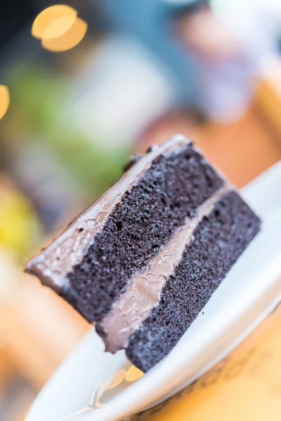 Κέικ σοκολάτας σε άσπρο πιάτο — Φωτογραφία Αρχείου