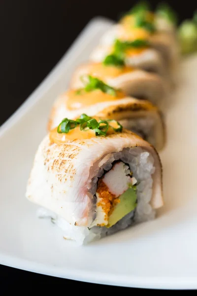 Deliciosos rollos de sushi japonés — Foto de Stock