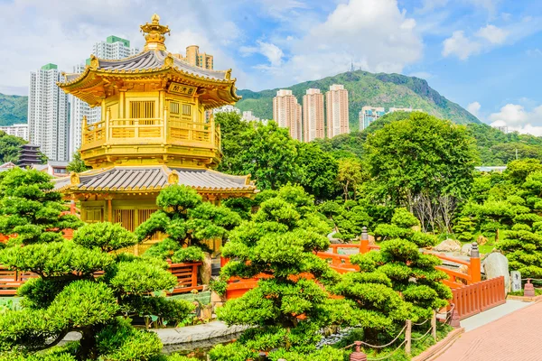 Gold Chinese pavilion — Stock Photo, Image