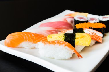 Lezzetli Japon suşi rulo