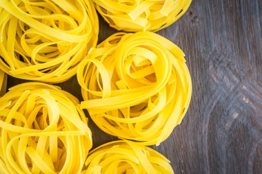 Ahşap arka planda çiğ makarna