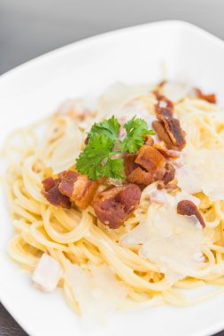 İtalyan spagetti carbonara