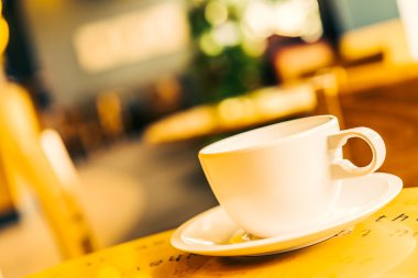 Kahve dükkanında kahve fincanı.