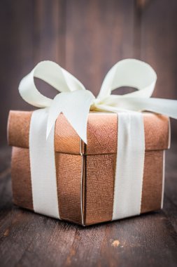 hediye kutusu ahşap zemin üzerinde