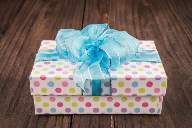 hediye kutusu ahşap zemin üzerinde