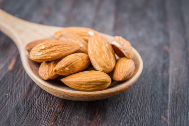 Tahta kaşık badem