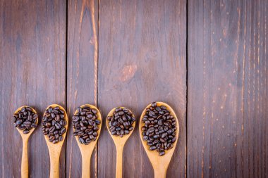 Tahta kaşık kahve çekirdekleri