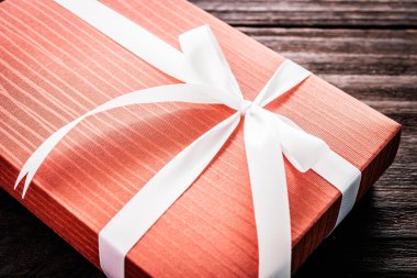 hediye kutusu ahşap zemin üzerinde