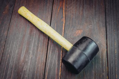 ahşap arka plan üzerinde çekiç