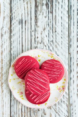 Kırmızı kadife acıbadem kurabiyesi