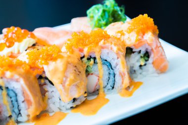 Lezzetli Japon suşi rulo