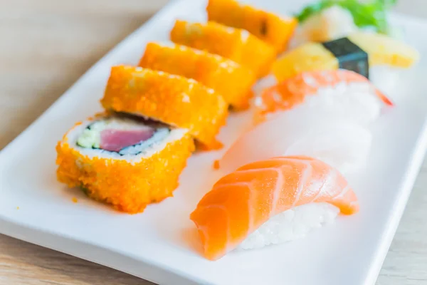 Deliciosos rollos de sushi japonés — Foto de Stock