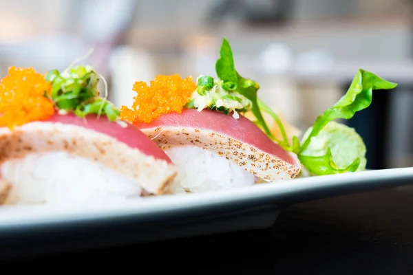 Deliciosos rollos de sushi japonés — Foto de Stock