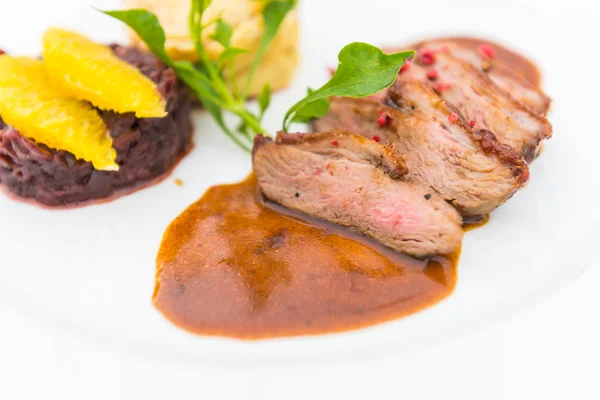 Steak Ente auf weißem Teller — Stockfoto