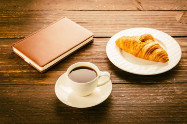 Kruvasan ve kahve masada